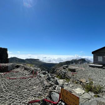 剱御前小舎の前は、雲海が迫ってくるようです