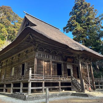 青空が映える本堂の茅葺き