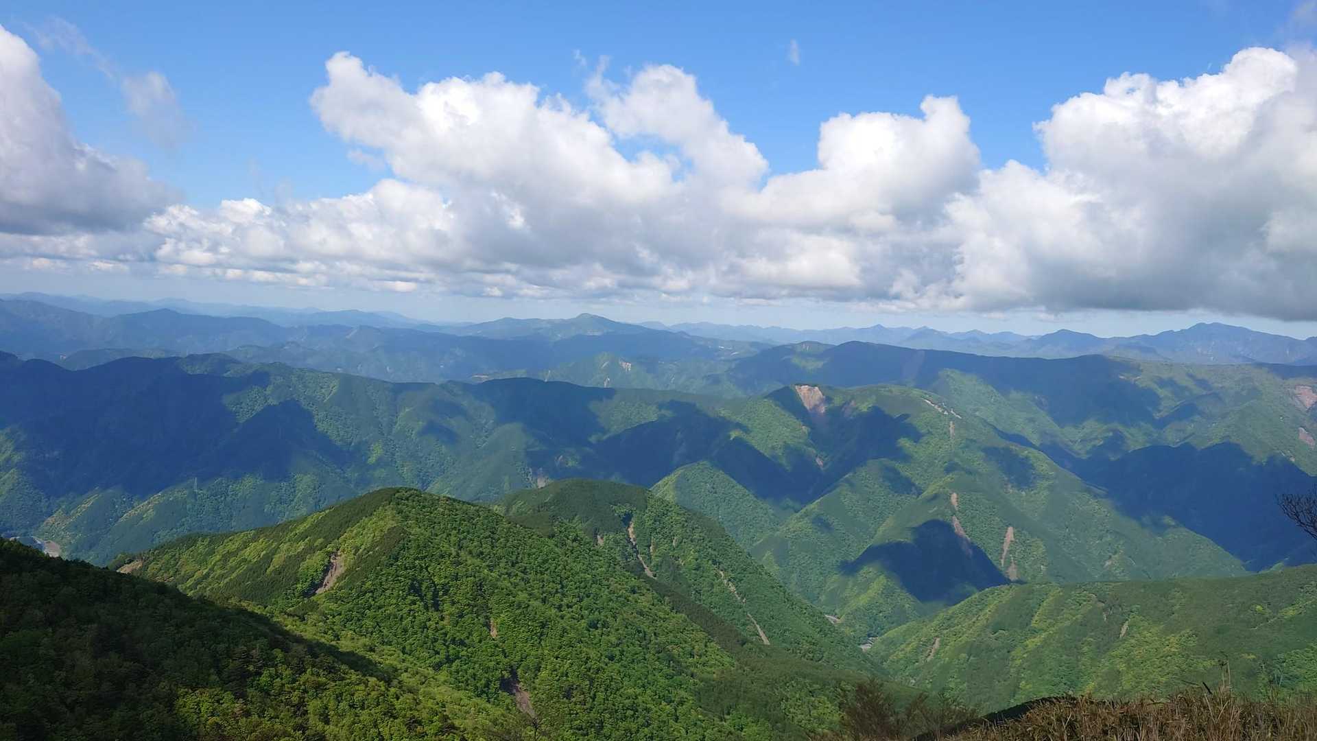 雲はあるけど、お天気はほぼ満点💯こちらは富士山🗻の反対側

早朝の東名高速から見えた富士山がとても美しくて❤️✨️「あの感じなら今日は山からの眺めも期待できそう😍」と、向かう途中からワクワクしていました🙂