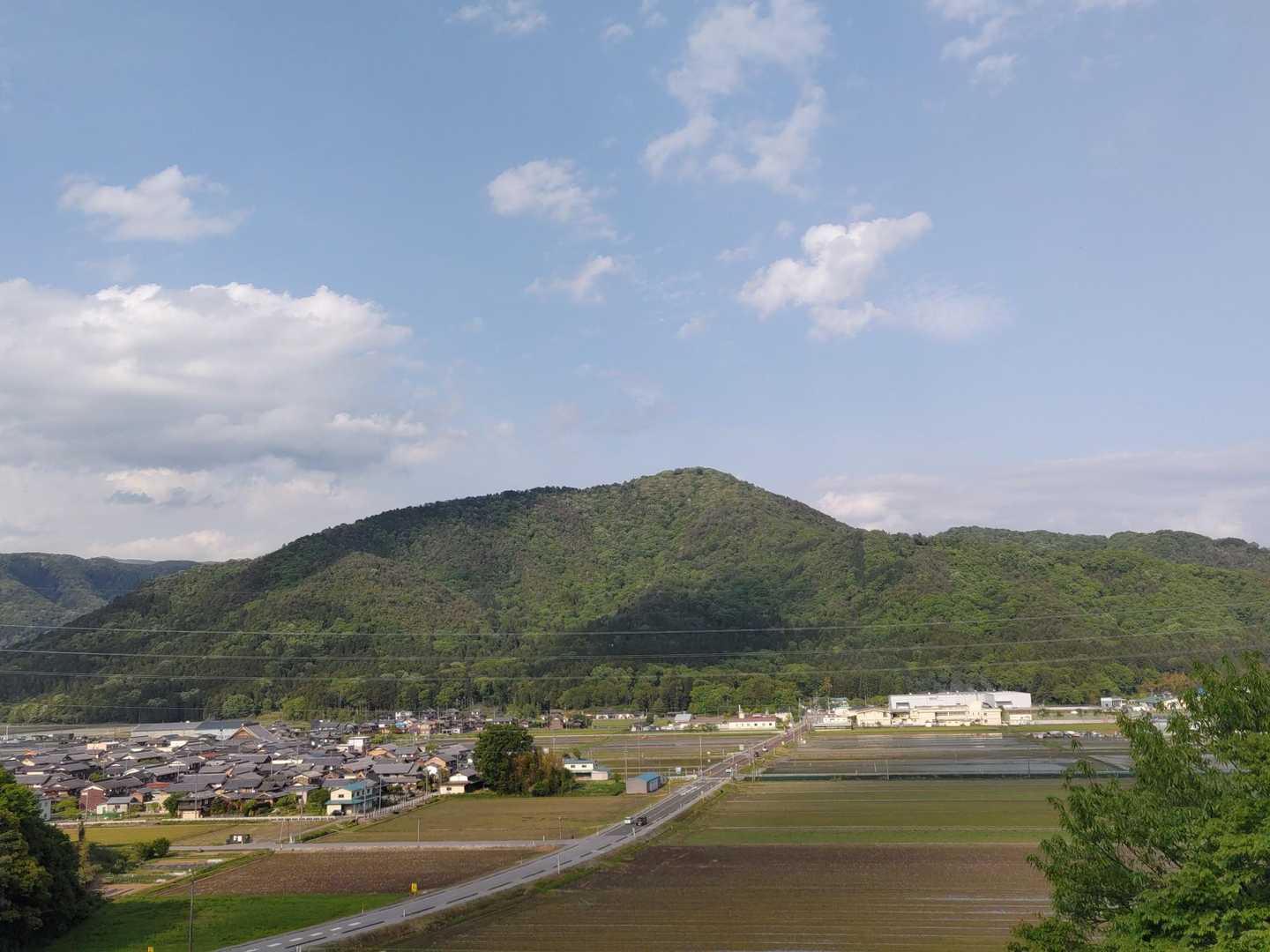 今度は午前中に登った小谷山がよく見えます😊
今日は色々と周りたかったので駆け足でしたが、今度はもっとゆっくりと小谷城跡散策をやりたいです👍