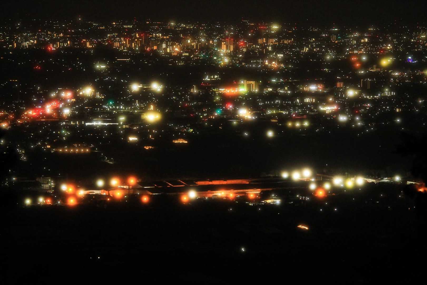 東屋から夜景ビュー🌃✨

ガスっていたので、ちょっとボヤけた感じになっちゃいました💦
ここから先、予想外の小雨🌂😭