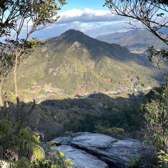 山頂近くのテラス岩への脇道から…
向かいは、右田ヶ岳