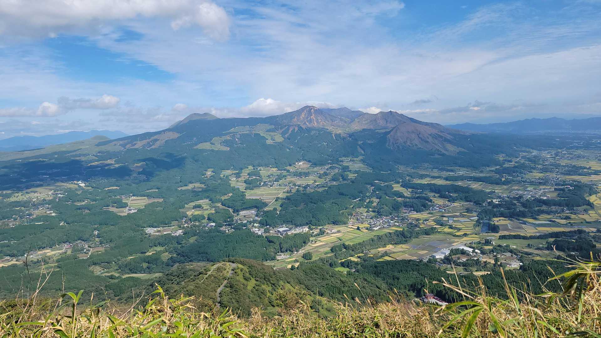 俵山往復 | 野焼きによって守られる美しい草原が魅力の爽やかハイキングコースの写真