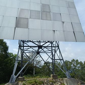 小黒檜山山頂の電波反射板