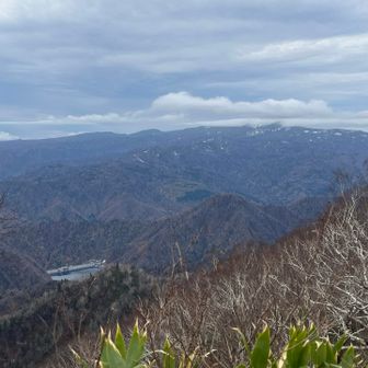 烏帽子岳の山頂は狭め

景色をひととおり眺めて
少し降りたところで休憩しました☺️☕️