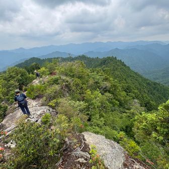 その前に北側の展望ポイントに寄ると登山者3名