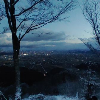 ようやく白んできました　明けましておめでとうございます🌄山頂には沢山の人が　門限あるのでスタコラ降りまーす🏃