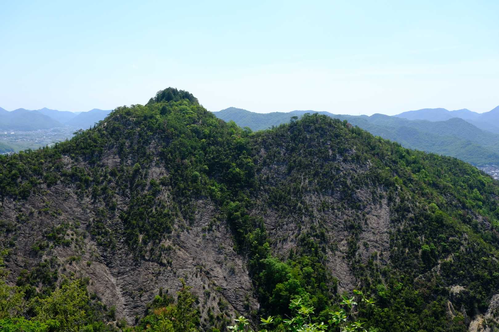 次なるピークが近づくにつれ、稜線の右手に『竜王山(223m、写真左側)』というピークが見えてくる。同峰の稜線が抱くバットレス(崖壁)は中々の迫力だ。