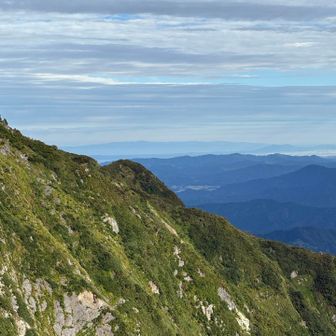 遠くに佐渡島をのぞむ