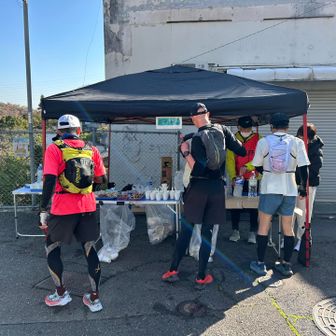 エイド①みたらし団子をいただく