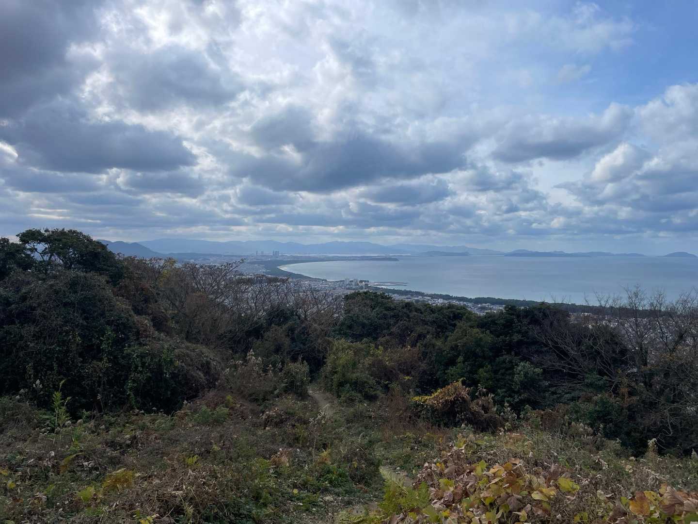 縦走路の眺望が開けたところ
福津の海岸線がとても綺麗に見えます