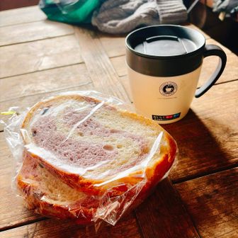 今回も大好きな浅野屋のパン🫐🍓
+相方さんがいれてくれたコーヒーで最高のlunch✨