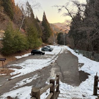 神坂スマートインターが出来たおかげで阿智村にアクセスしやすくなりました✨道路には全く雪なし。
6時半に到着したらまだ暗かったので10分程仮眠してスタート▶️
