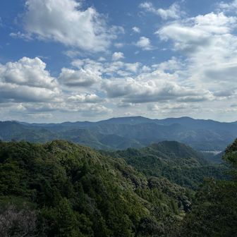 行者越え岩塊を登ると好展望、平たいのは棚山かな？