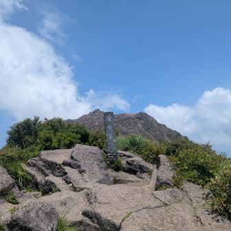 3座目
普賢岳です。
頂上です。
今では奥にさらなる山鹿立ちはだかります。