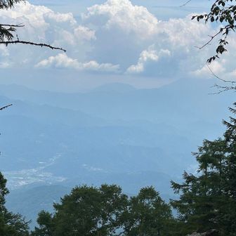 山頂から竜ヶ岳方面。その向こうに富士山が見えるはず。