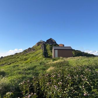神社カッコええ

同室のAさんは明日は羽黒山の斎館に泊まると😲ワタクシ、ホントは9日に泊まりたかったのです10日に八合目まで登るバスが無いため断念したけど

空いてる日が11日しかなかったらしい
羨ましい✨