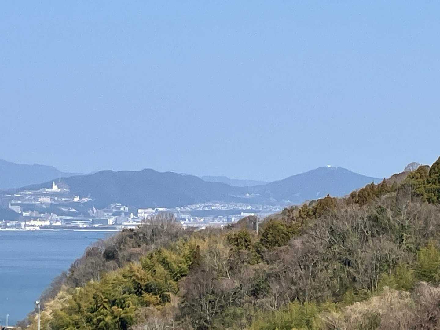 頭に白い建物を乗せている大茶臼山はよく目立つ