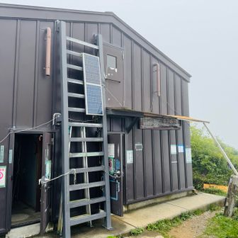 三国岳避難小屋　1,644m
