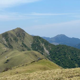 西熊山から三嶺と次郎笈を望む