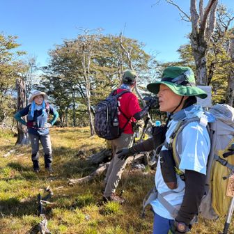 お天気良くて涼しくて♪
みなさん、白鳥山の山頂で一息です。