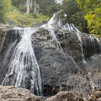 右側の滝