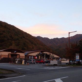 道の駅みとみ、明るくなるのを待ってスタート。右奥のシルエットは甲武信岳