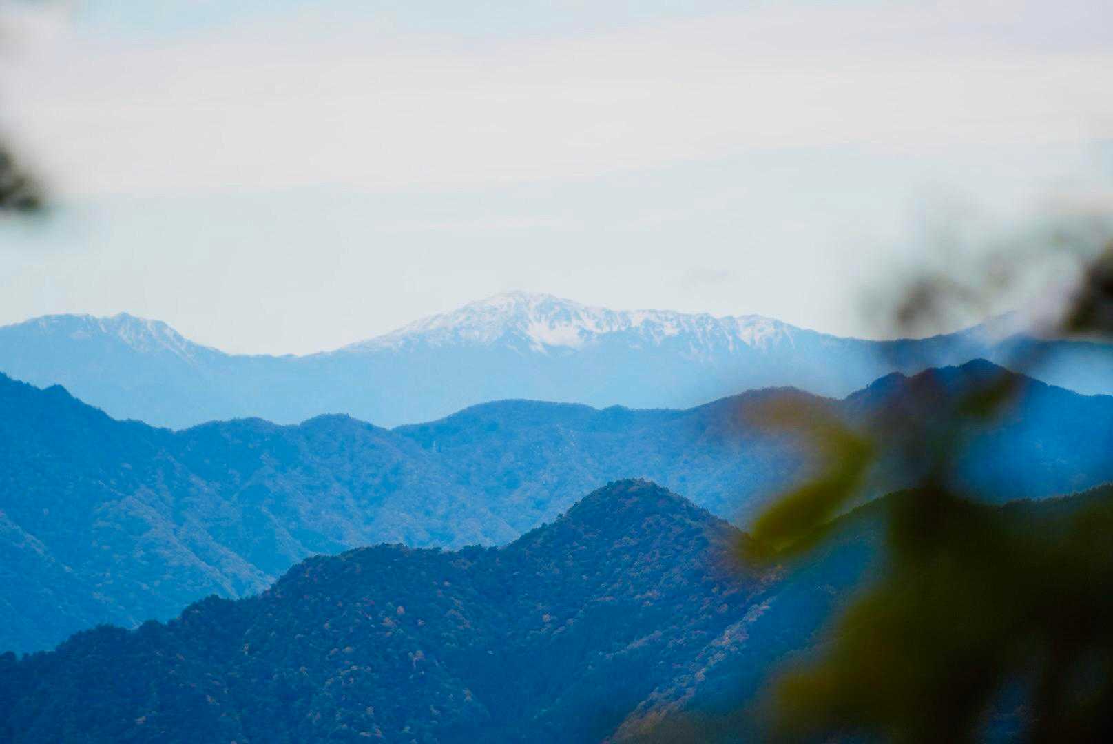 たぶん農鳥岳⛰️
山頂付近に雪が積もってる〜⛄️