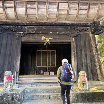 鐘は真ん中の紐を引っ張って鳴らすタイプ