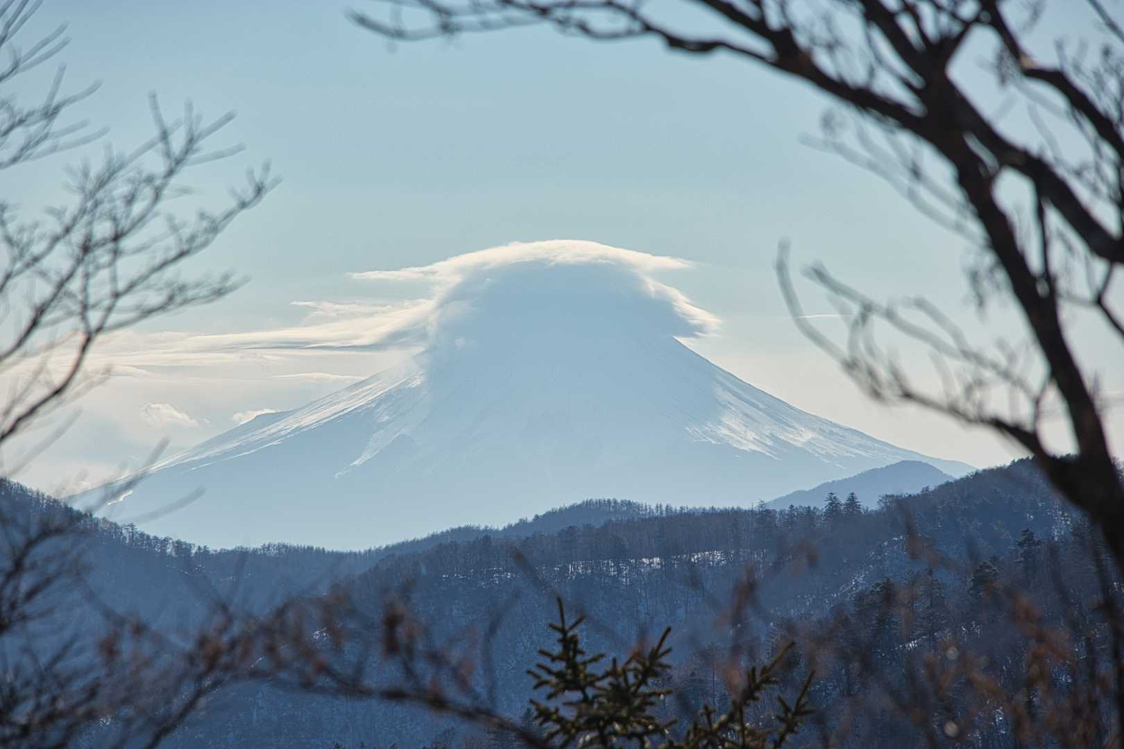 富士山もバッチリ。
笠雲が架かってました。