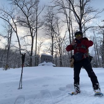 時間を気にしていた割には安着にて下山✌️…なぁんて登り行程では一切の余裕はありませんでしたよ！
なんで自宅から一番近いお山が今まで未踏だったのか？なんか今回の山活でその理由が分かった様な気がする🤔
夏山では笹藪パラダイス🌿冬山ではこんなん👉😵‍💫…要はビビってたってことだね〜🤣🤣
でもしっかりと踏破出来て大満足の山歩きになりましたとさ🌟