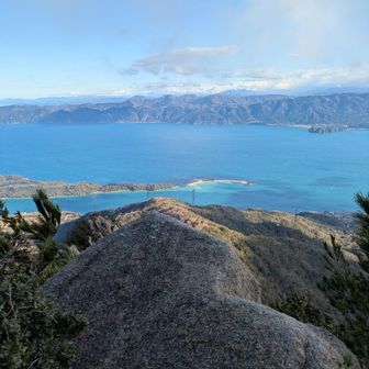 山頂から１分くらい下ったら岩を🪨登って水島ビュースポット👀✨