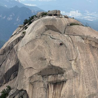 目の前に迫る仁寿峰810mは🧗クライマーが50人以上はりついてる...