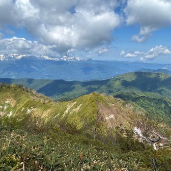 乙妻山から西に延びる「両界山」の稜線（手前）。
嘉永2（1849）年に発行された『善光寺道名所図会』や明治期の戸隠一帯の絵図には、十三虚空蔵の奥の岩壁に「八尺円鏡」と「曼荼羅岩」が丸で示されている。閃緑斑岩が露出した白い岩肌を円鏡や曼荼羅に見立てたと思われる。裏山一帯は仏教の金剛界と胎蔵界の両界を大地に広げた両界曼荼羅とされたため、「両界山（両界岩）」とも呼ばれた（『長野市立博物館　紀要第20号』）

ただし現実のどの山を両界山とするかについてはぶれがある（『戸隠百首』）