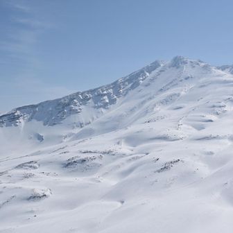 目の前に聳える真っ白な新山と七高山を見て言葉が出ませんでした