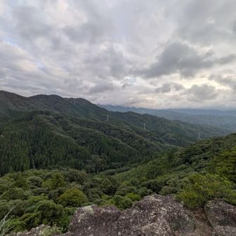 山頂の岩のテラスから登山口に停めた車も見えてます。下からてっぺん見えたのだから見えて当然なのですが。
晴れてればなあ