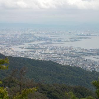 車道回りで油コブシ道取り付き。ロープウェイ架線の鉄塔なくなったので東の眺めが改善。