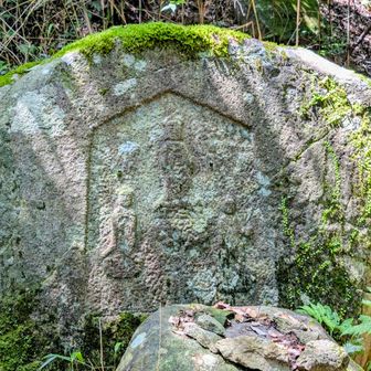 雲冠寺跡の三尊石仏（ 阿弥陀、観音、大勢至）
  寺は聖徳太子が創建した推古天皇の勅願寺で伝教大師が再興し天台宗に