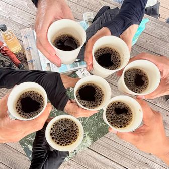                                 わぁ〜い🙌

                   吉宗さん、カフェ☕️オープン
                                みんなで
                                カンパ〜イ🥂✨

                   美味しくて、癒されました☺️

                         ごちそうさまでした🙏

                           先日開催されていた
             セントラルギャラリーの写真展のお話や
                      写真集を見せていただいて
                 楽しいカフェタイムになりました
