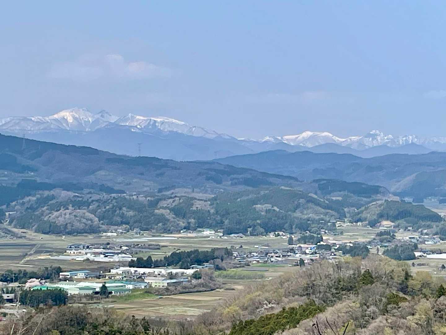 手倉森山に到着🚩
奥羽山脈がクッキリ見えて綺麗。見入ってしまいました。でも山名が自信ない😅