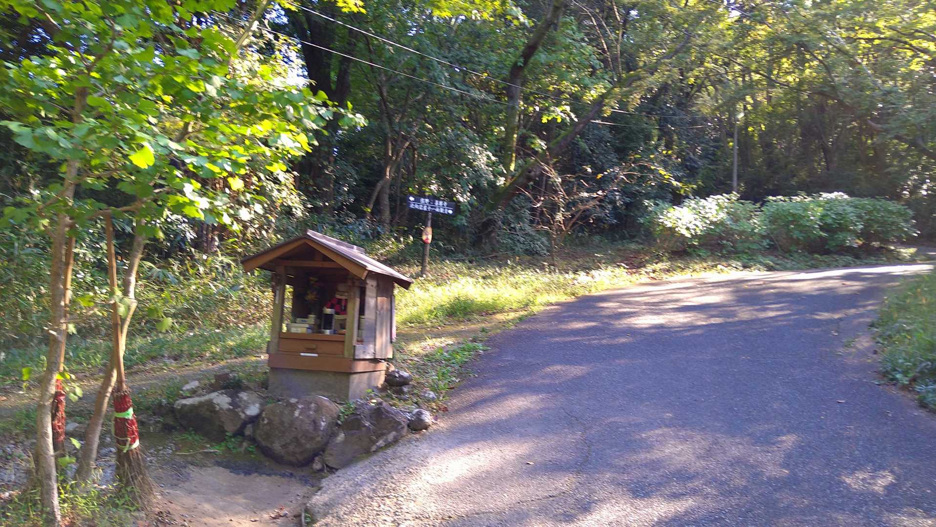 カーブしてからもしばらくアスファルトです。