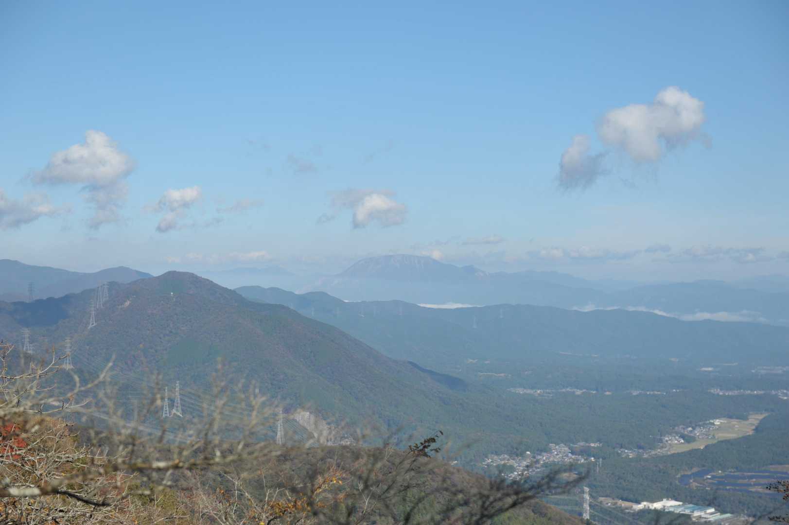遠くをよく見てみると、奥の方に伊吹山が見えました。