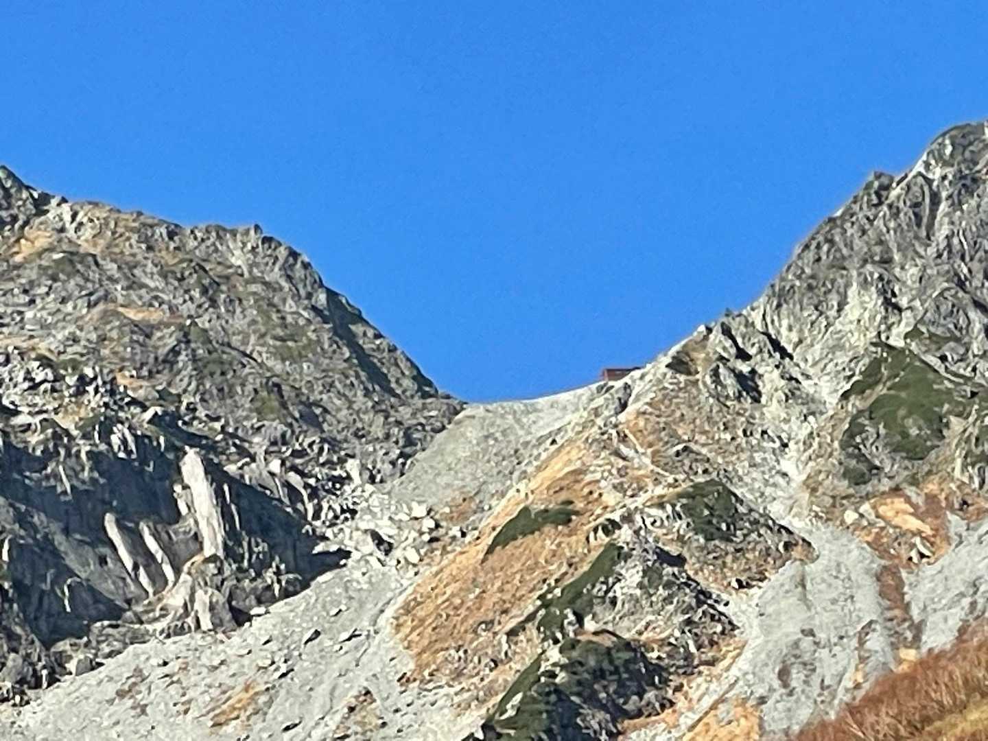 あ！あれは穂高岳山荘ではなかろうか！
パパラッチ！✨といいつつ、ズーム最大🤣
