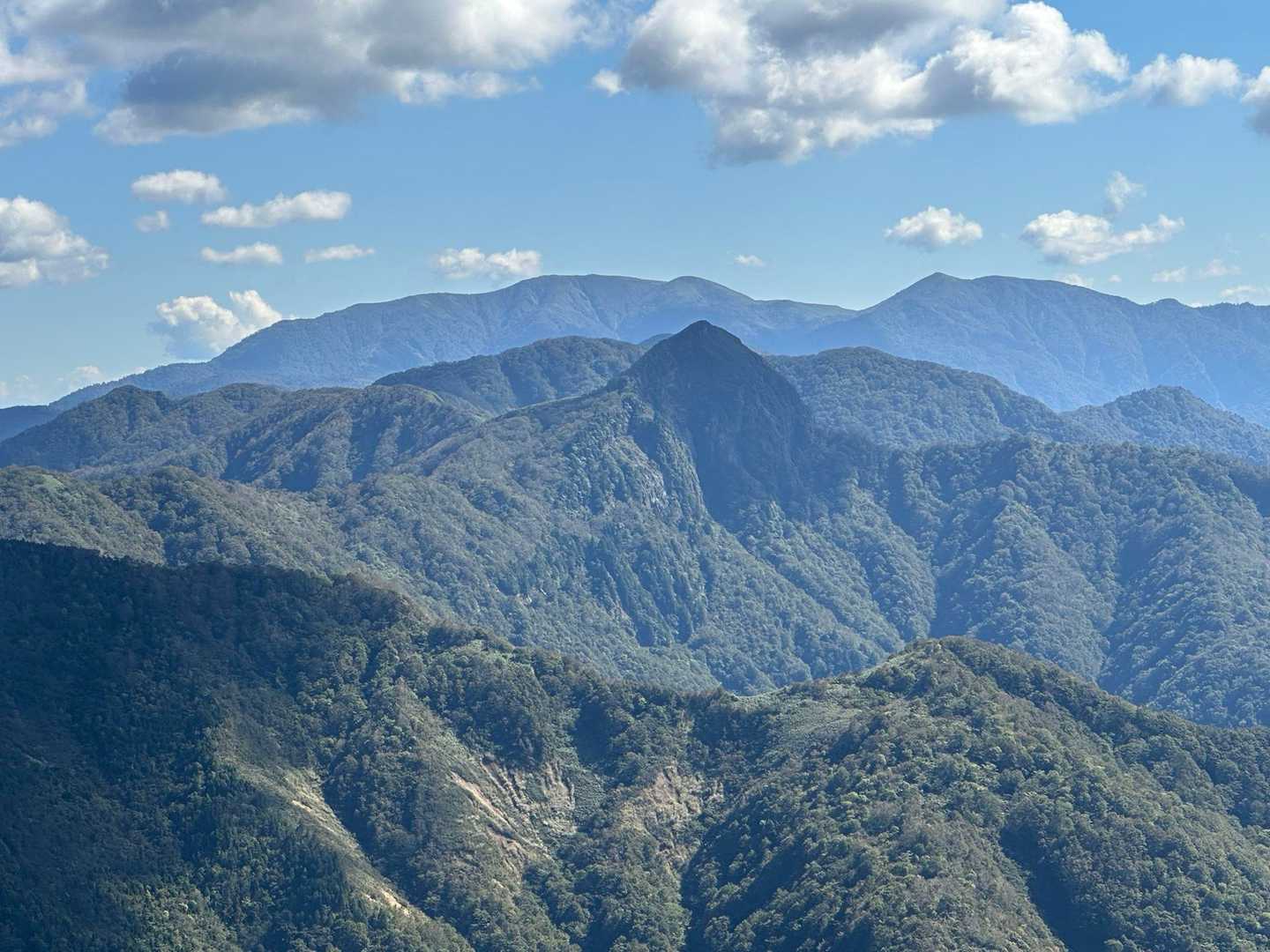 【冠山の自己主張１】
標高を下げ始めると冠山が次第に自己主張を始めます。