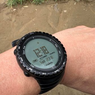 先日購入したSUUNTO CORE Regular Black。白地の背景に黒の文字なので明るい場所でも文字が読みやすい。