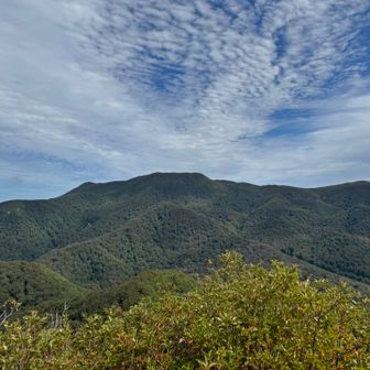 船形山が綺麗に見えます。
これ見ないと損ですね。