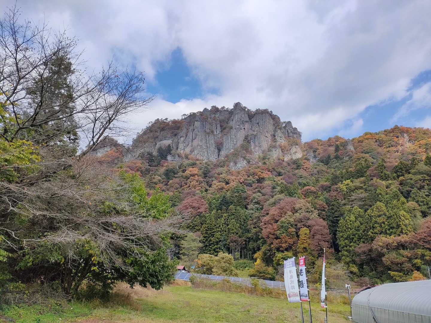 古谷登山口駐車場から見える
岩櫃山