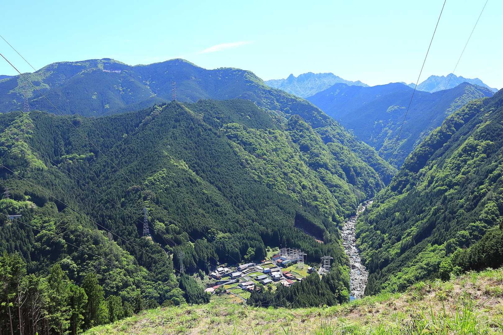 下の鉄塔