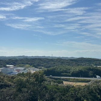 左にえびせんべいの里🦐←もぉえぇて！笑
奥に伊勢湾！たくさん歩いてきたねー！