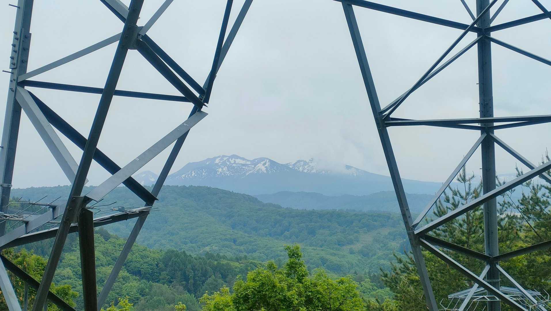 鉄塔のスキマから八甲田山の姿が見える🏔️